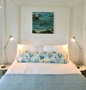 2 bedrooms, iron/ironing board, WiFi, bed sheets - Number Six  - in the heart of St Ives - with parking (St Ives)