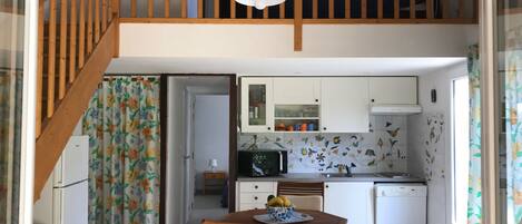 Réfrigérateur, micro-ondes, plaque de cuisson, lave-vaisselle