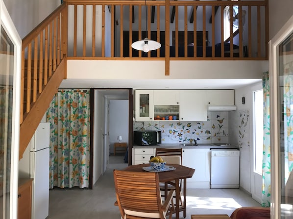 Kühlschrank, Mikrowelle, Herdplatte, Geschirrspüler