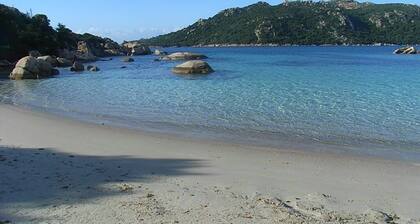 Minivilla les pieds dans l'eau plage de Pietragione, climatisation