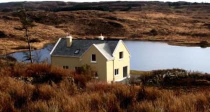 Kaunis järven puolella mökki sydämessä Connemara