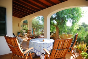 Outdoor dining - CAN MOYA. TYPICAL MAJORCAN HOUSE, QUIET, FAMILIAR AND COZY.  (Sa Ràpita)