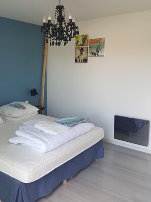 2 habitaciones, tabla de planchar con plancha y cuna de viaje