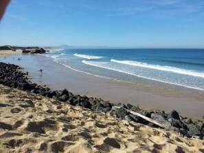 Una playa cerca, sillas reclinables de playa