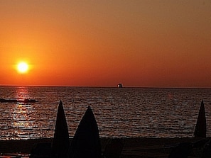 Plage à proximité, chaises longues, serviettes de plage