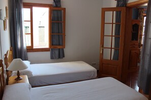 3 chambres, coffres-forts dans les chambres, fer et planche à repasser