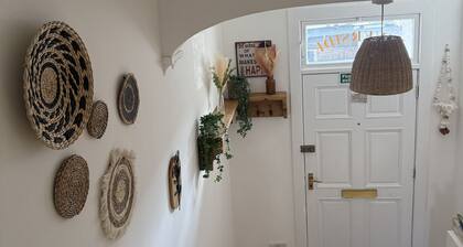 City Centre Cottage beside the River Ness