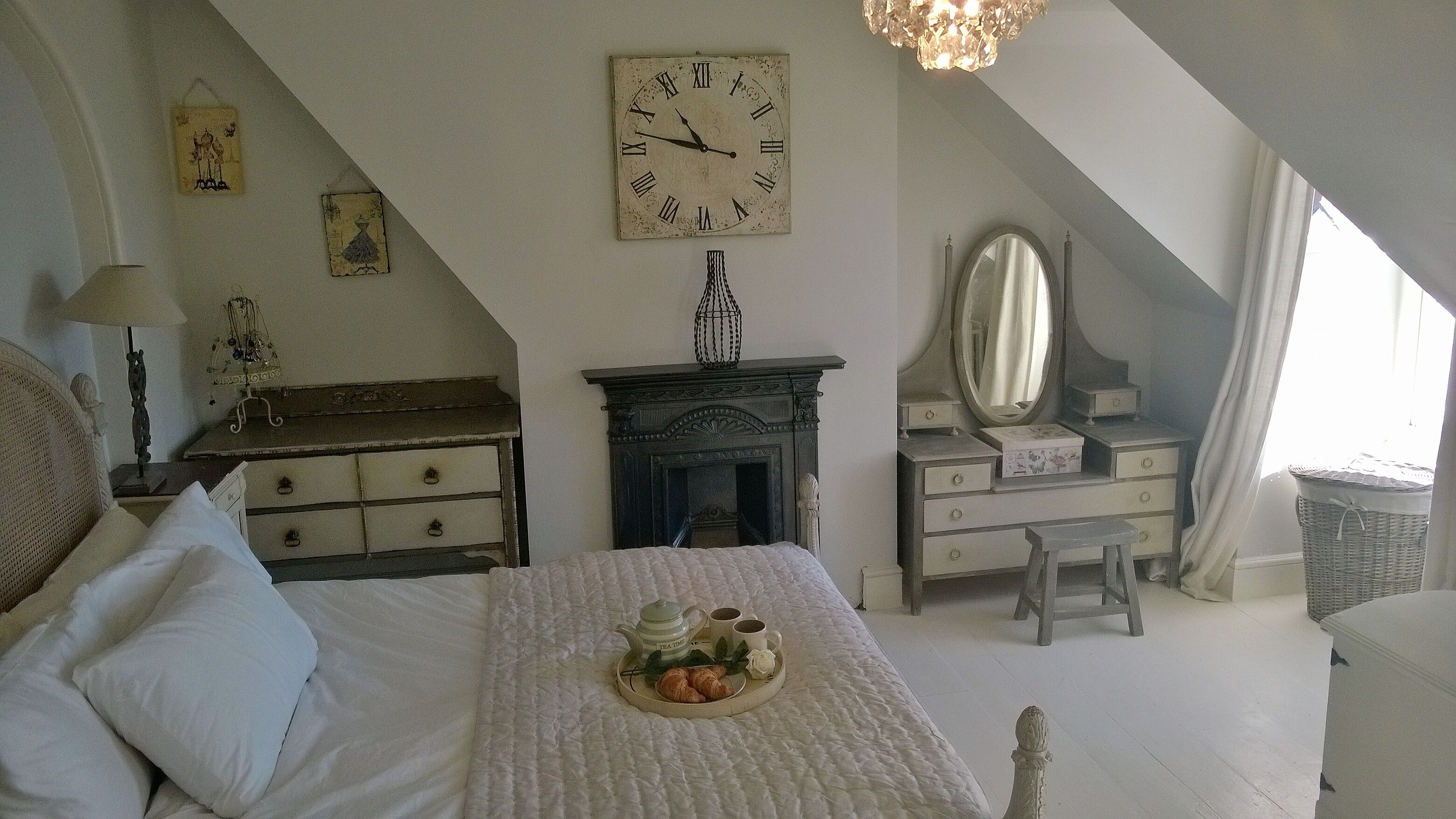 3 bedrooms, iron/ironing board, WiFi (free), bed sheets