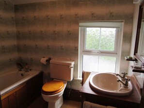 Ensemble douche/baignoire, sèche-cheveux, serviettes fournies, savon