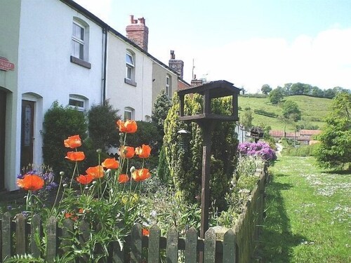 Character Cottage In Amazing Location Of Steam Trains-check NYMR timetable