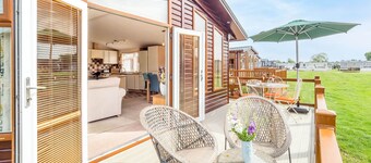 Daisy Lodge - peaceful, riverside, pet friendly lodge in Shakespeare's Stratford