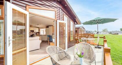 Daisy Lodge - peaceful, riverside, pet friendly lodge in Shakespeare's Stratford