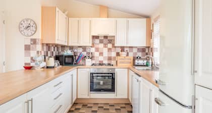 Daisy Lodge - peaceful, pet friendly luxury lodge in Shakespeare's Stratford