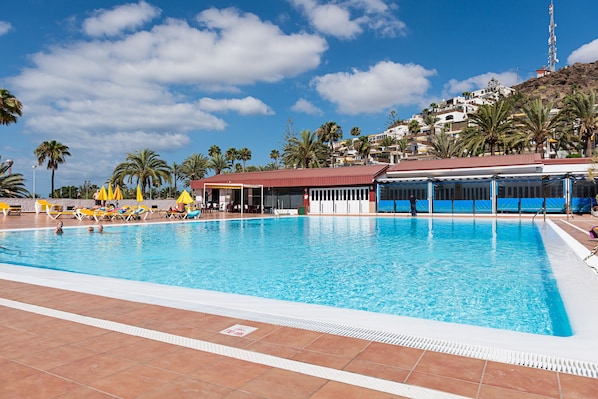 Outdoor pool, a heated pool