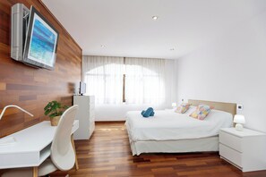 2 bedrooms, in-room safe, desk, iron/ironing board