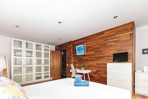 2 bedrooms, in-room safe, desk, iron/ironing board