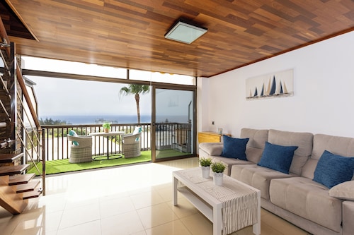 Cozy apartment with sea views