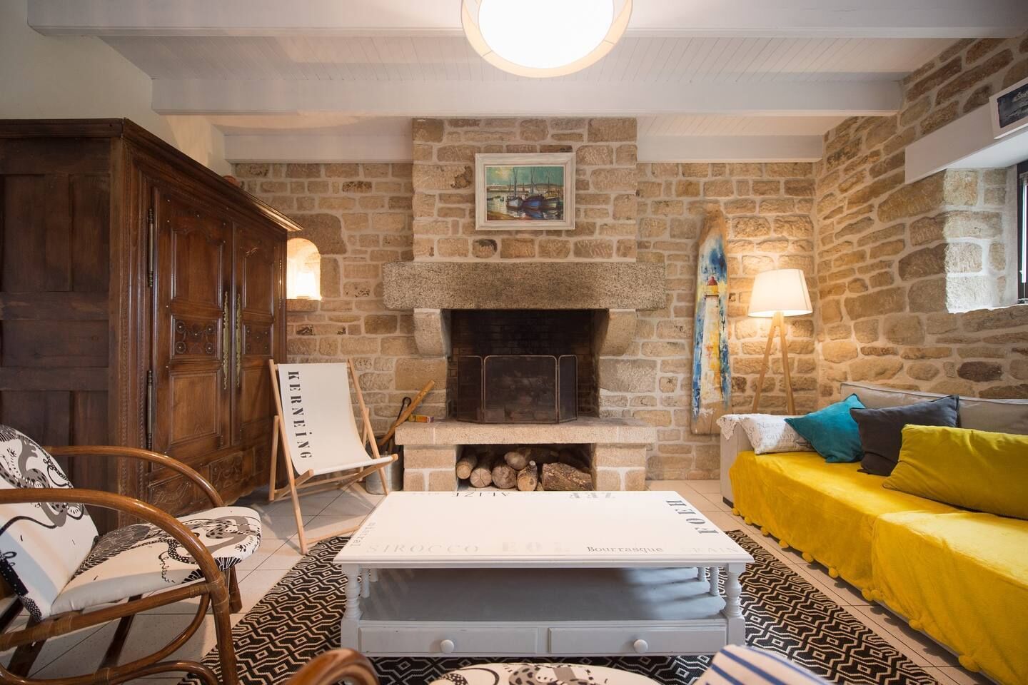 TV connectée, cheminée, livres