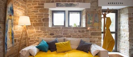 Una Smart TV, una chimenea, libros