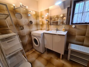Bathtub, hair dryer - Provencal cottage surrounded by olive trees for lovers of calm and nature. (Ceyreste)