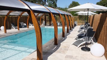 Een binnenzwembad en een verwarmd zwembad