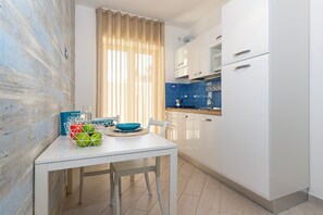 Kühlschrank, Mikrowelle, Herdplatte, Wasserkocher mit Kaffee-/Teezubehör