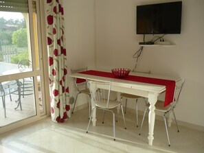Dining - Spacious, modern ground floor apartment, private patio and garden, mosquito nets (Calabria)