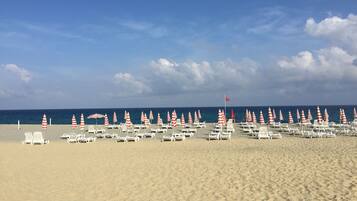 Una spiaggia nelle vicinanze, lettini da mare