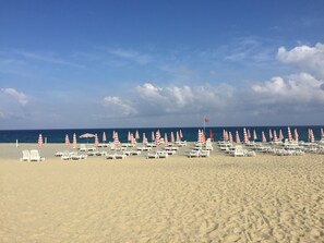 Una spiaggia nelle vicinanze, lettini da mare