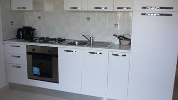 Frigorifero, forno, piano cottura, bollitore elettrico