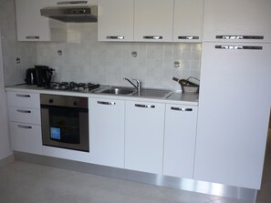 Frigorifero, forno, piano cottura, bollitore elettrico
