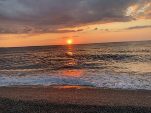Perto da praia, espreguiçadeiras