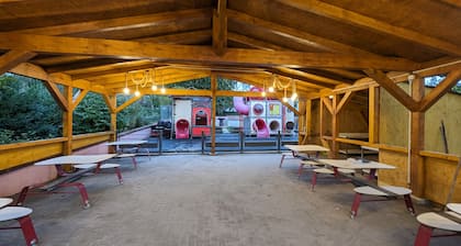 Domaine La RosiĂšre - Villa 50 personnes
Piscine Intérieure, Tennis, Cinéma, etc.