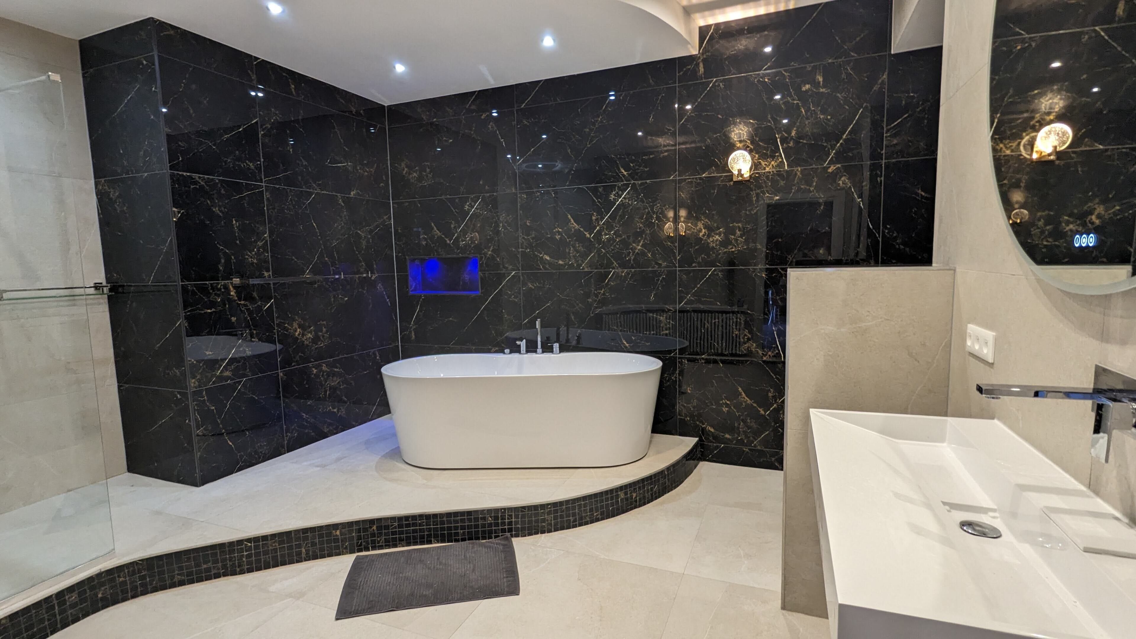 Ensemble douche/baignoire, sèche-cheveux, bidet