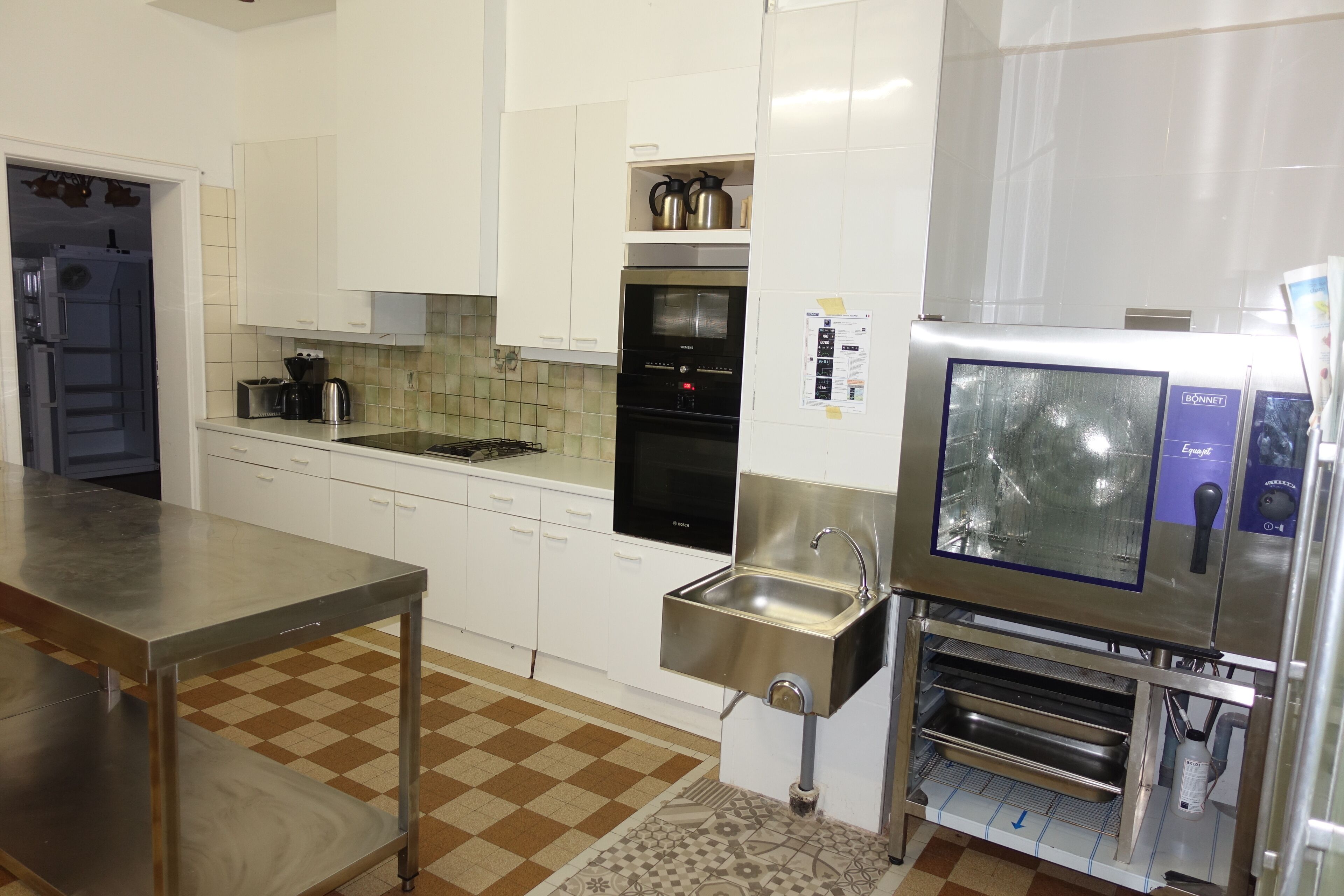 GRAND GITE POUR FAMILLES ET GROUPES 50 PERSONNES  PISCINE INTERIEURE CHAUFFEE