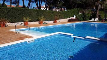 Outdoor pool, a heated pool