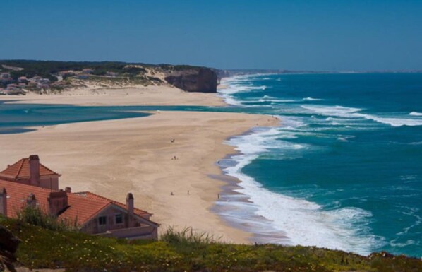 Beach nearby - Superb 2BR Apartment on the Prestigious 5* Praia Del Rey Beach & Golf Resort. (Amoreira)