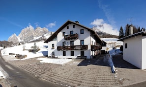 Exterior - Romantic Suite Cristallo - sunny, Wi-Fi, balcony, parking space, bus 130mt away (Cortina d'Ampezzo)