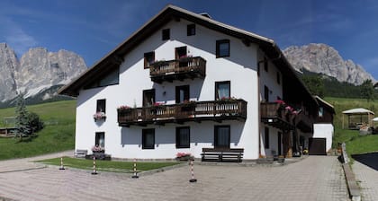 Crystal Suite - aurinkoinen, Wi-Fi, parveke, pysäköinti, bussi 130 metrin päässä