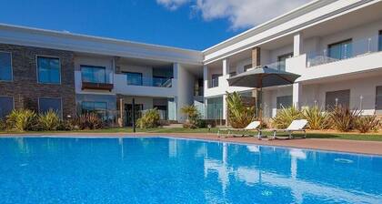 2 Schlafzimmer, große Terrasse, Pools & 8 Min. zum Falésia-Strand