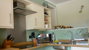 A compact kitchen with a microwave, toaster, sink, and various utensils. - Accessible Holiday Let In Secluded Location (Beacon Hill)