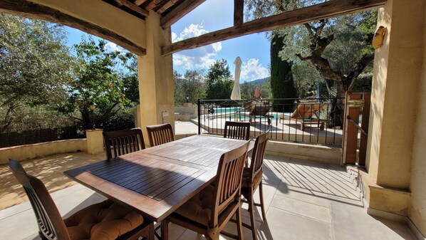 تناول الطعام بالخارج