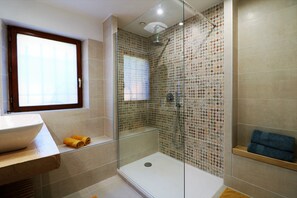Shower, hair dryer, towels, soap - House / Villa - Seillans (Seillans)