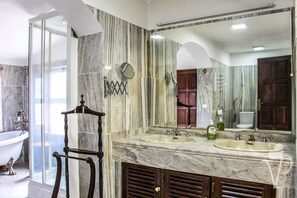 Bathtub, hair dryer, bidet, towels - VILLA ON THE NATURAL PARK AND CLOSE TO BEACH, BEAUTIFUL GARDEN AND HEATED POOL (MONTENEGRO)