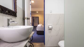 Een douche, handdoeken, zeep, shampoo