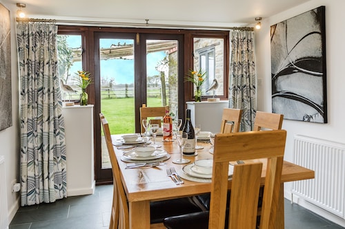 Courtyard Barn 5* rated in stunning rural location on Somerset, Dorset  border.