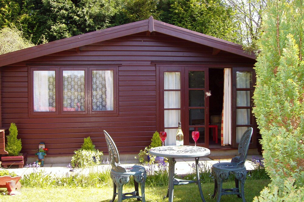 'Pinelodge' - SELF CATERING LODGE - LLANTRISANT - 12 MILES FROM CARDIFF.