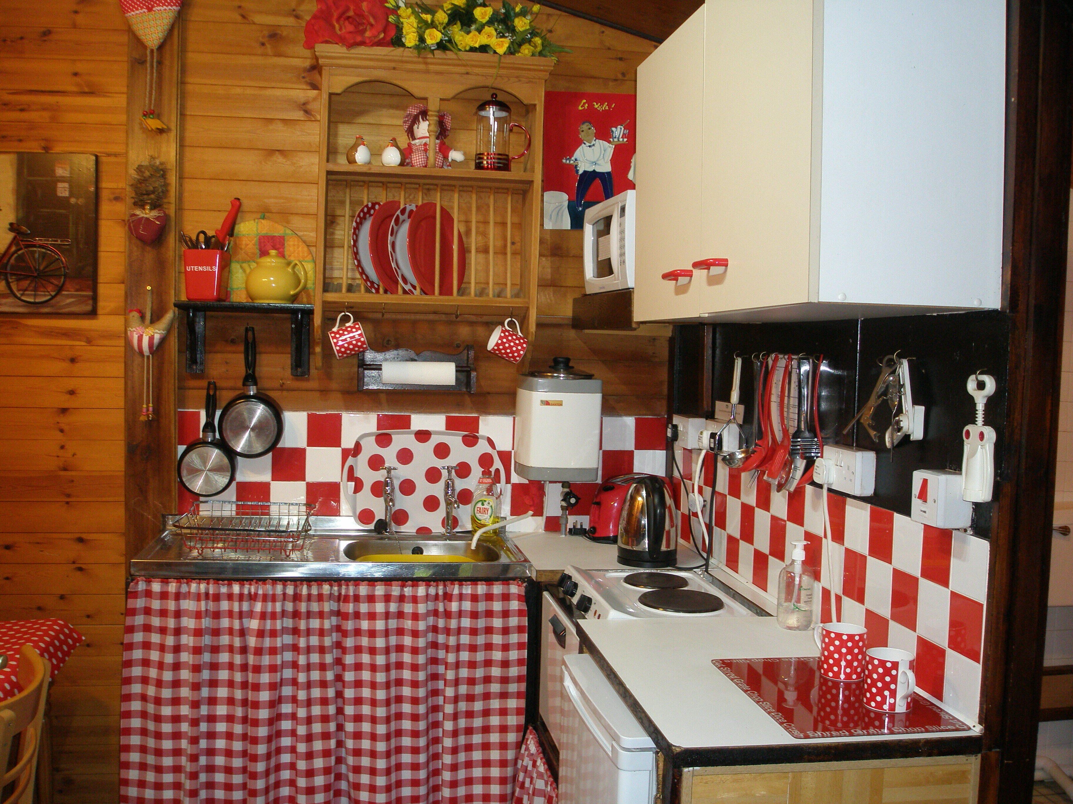 'Pinelodge' - SELF CATERING LODGE -   LLANTRISANT - 12 MILES FROM CARDIFF.