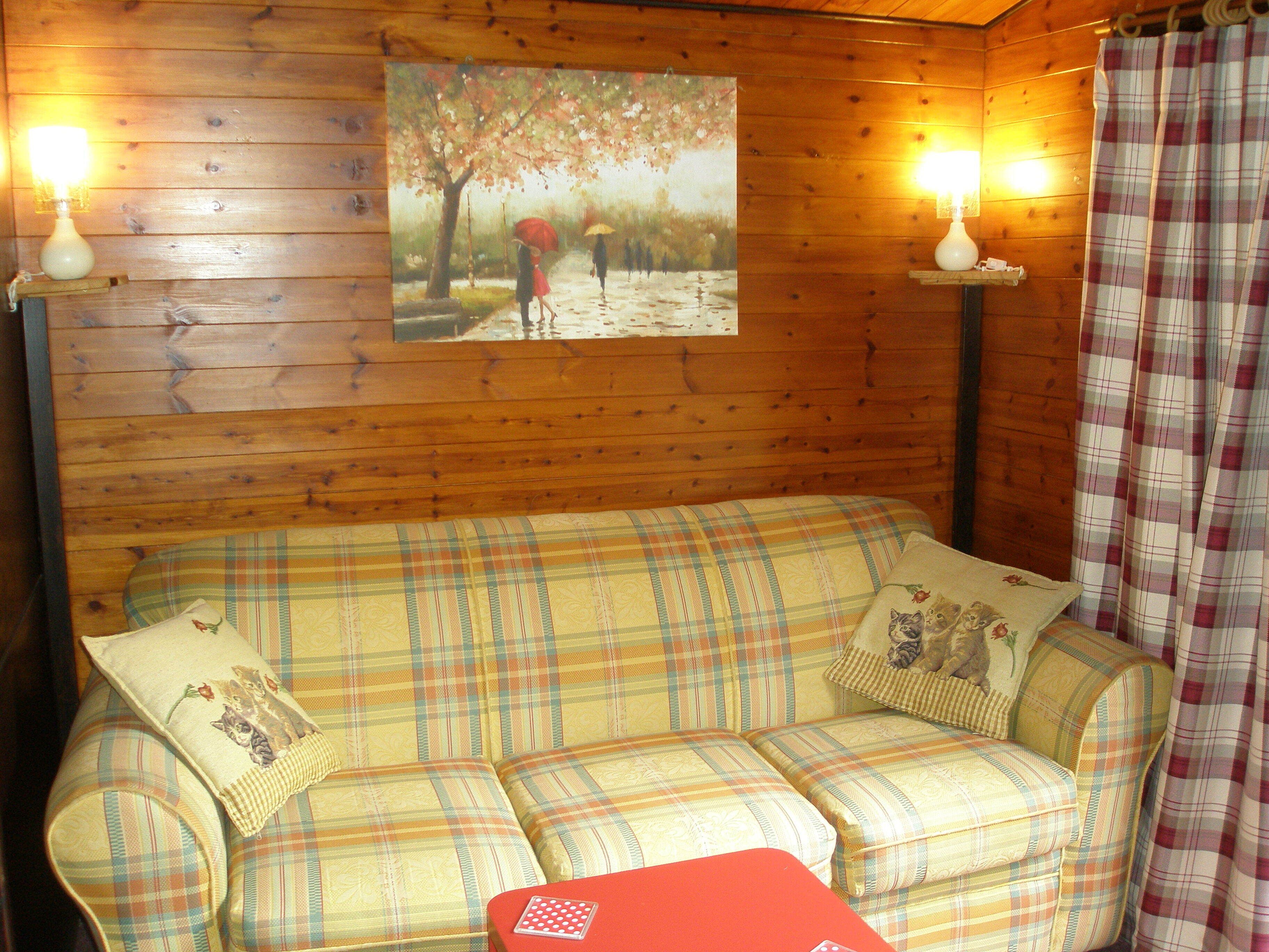 'Pinelodge' - SELF CATERING LODGE -   LLANTRISANT - 12 MILES FROM CARDIFF.