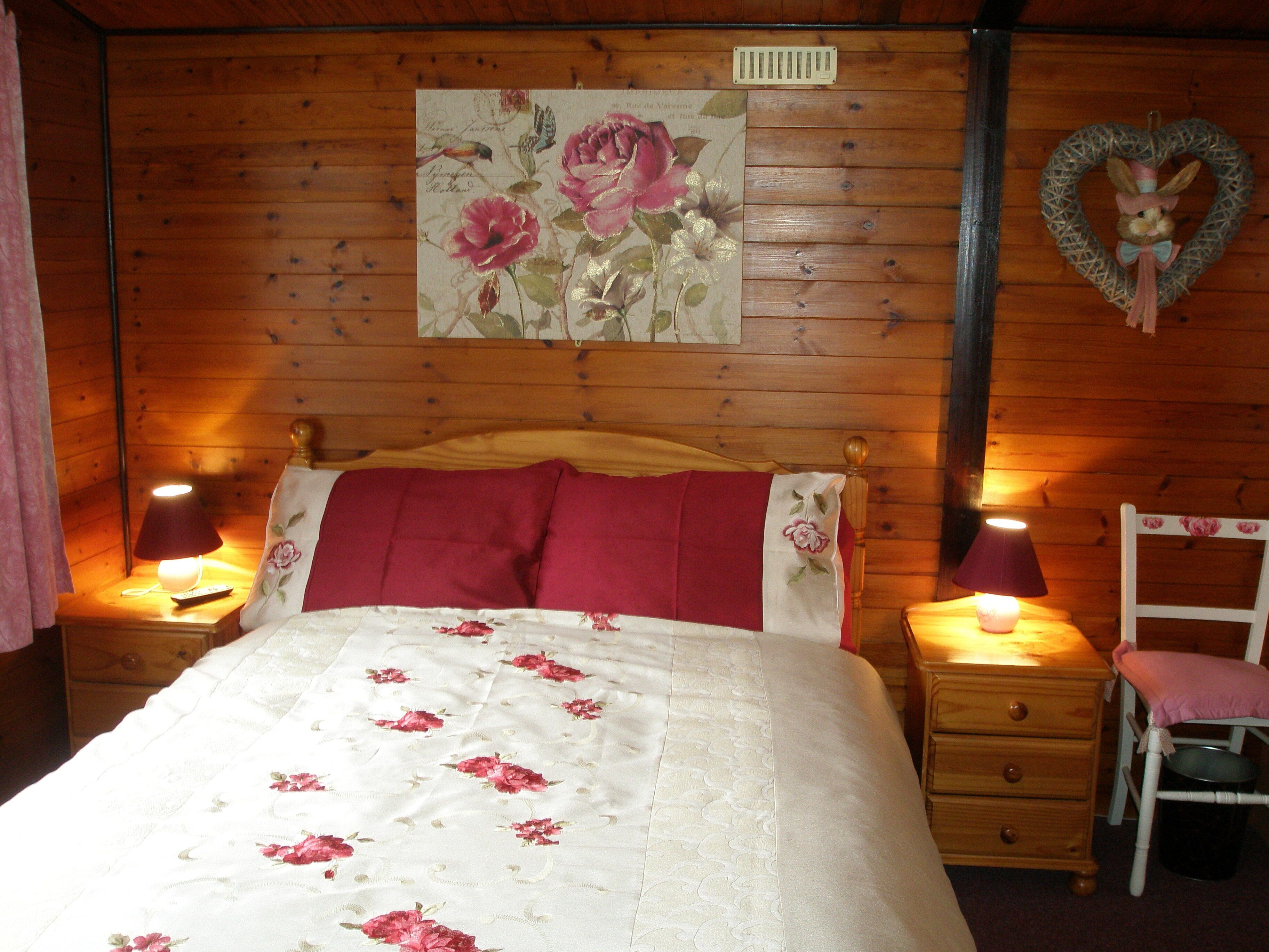 'Pinelodge' - SELF CATERING LODGE -   LLANTRISANT - 12 MILES FROM CARDIFF.